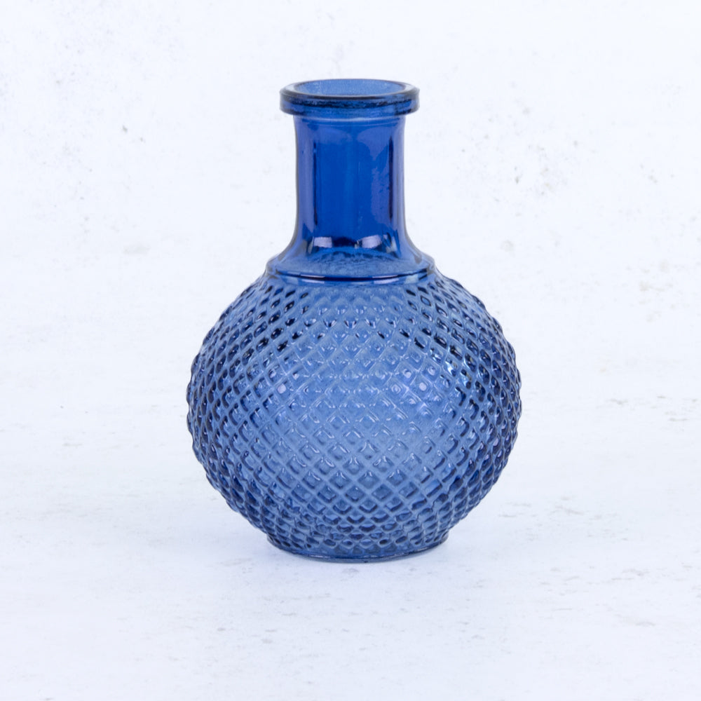 Comparison of tall and short bud vases in different colours